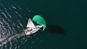 Segelschiff auf tiefem Wasser