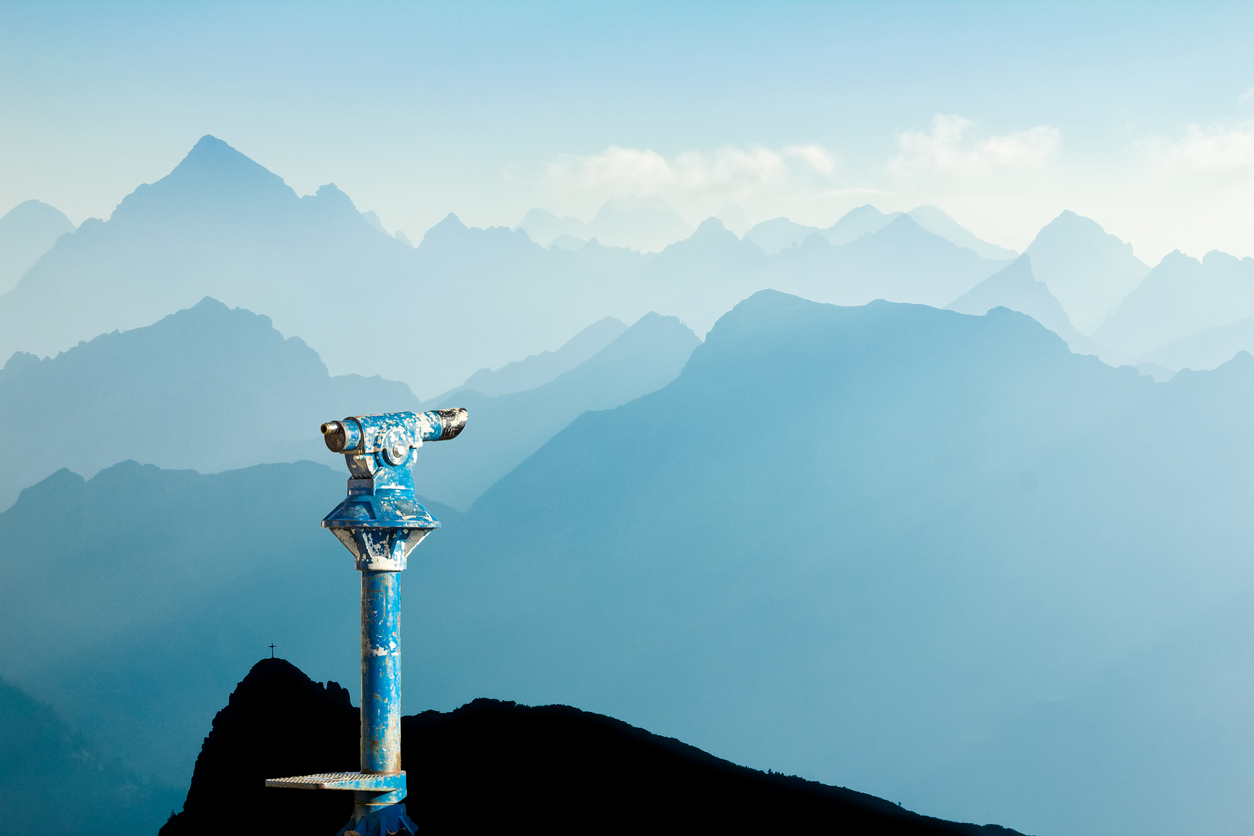 Weiter Blick in die Berge mit Fernglas