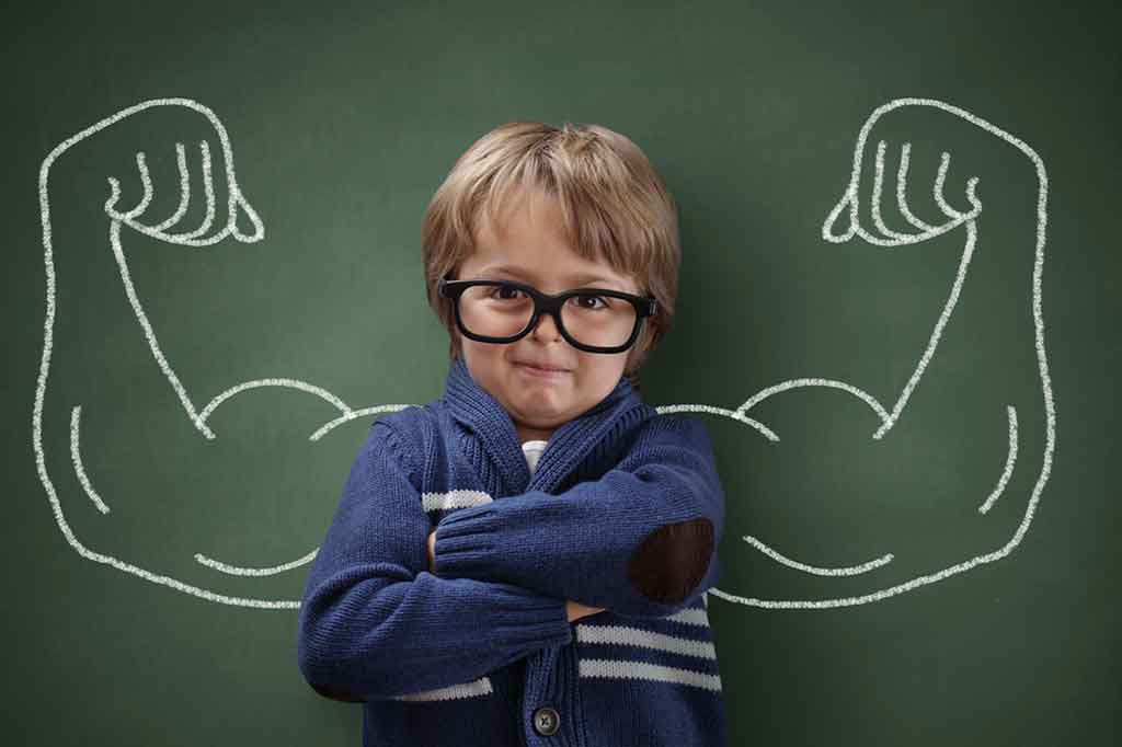 Junge vor einer Tafel